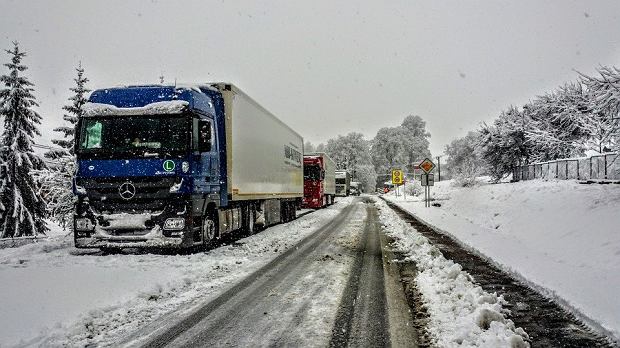 Spadający śnieg z aut ciężarowych. Kto płaci mandat, a komu należy się odszkodowanie?
