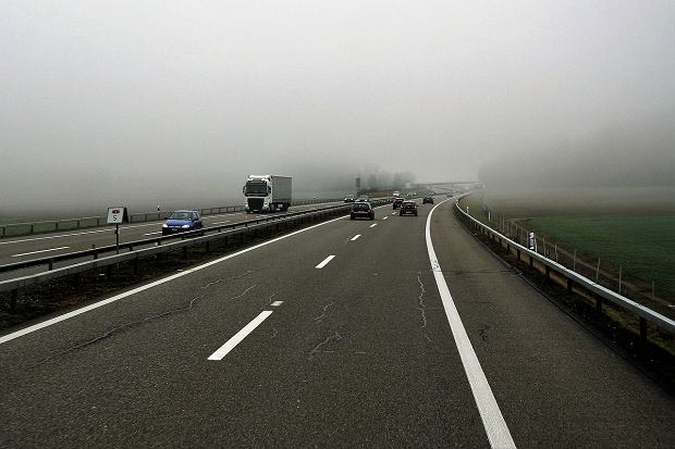 Jakimi zasadami kierować się podczas jazdy w gęstej mgle?