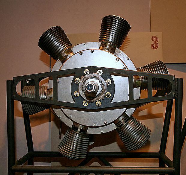 Pierwszy silnik z turbosprężarką zbudował w 1910 r. Murray Willat na potrzeby lotnictwa