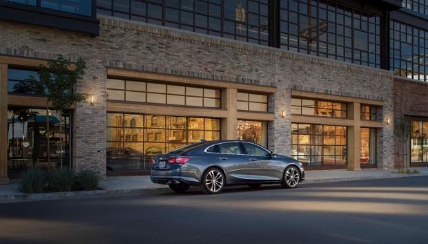 2019 Malibu Premier's new rear valance pushes the dual-exhaust outlets farther toward the corners, emphasizing the car's width, while new taillamps deliver a more dramatic execution of Chevrolet's signature dual-element design.
