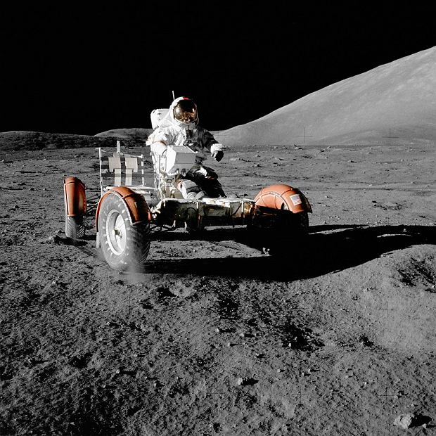 Pojazd księżycowy. Kierowcą jest Eugene Cernan - członek misji Apollo 17